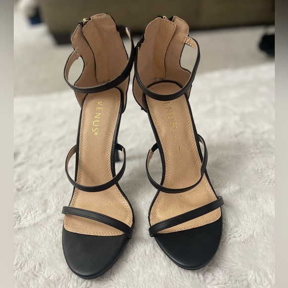 VENUS Shoes - EUC Venus black 4 inch heels
